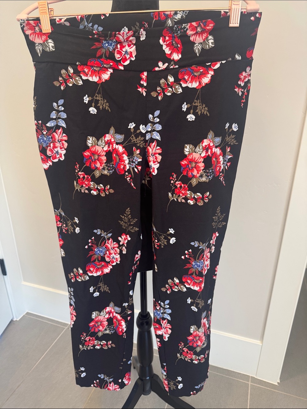 Floral Cropped Pants - Black with Red Floral